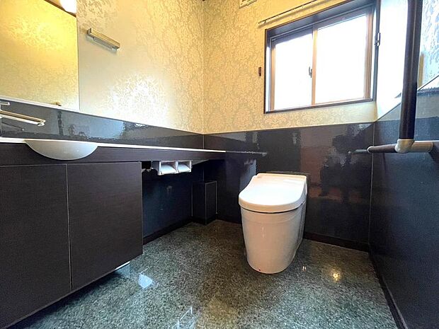 トイレは各階にあり、朝の忙しい時間帯や来客時も快適に利用できます。