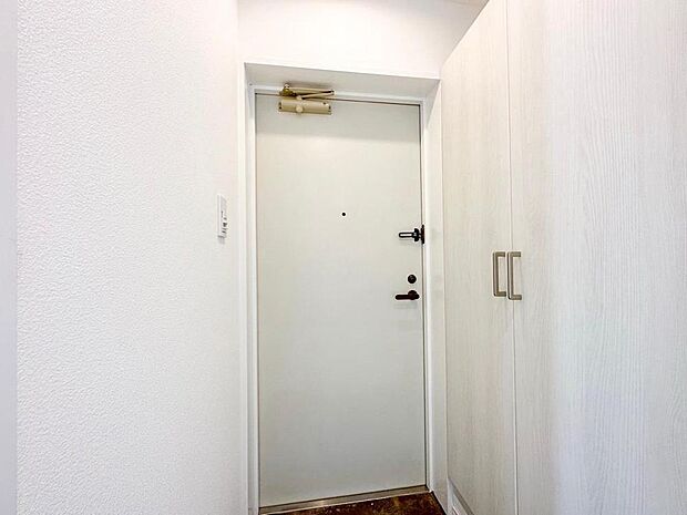 玄関にはシューズボックスを設置。散らかりがちな玄関スペースをすっきりとした状態に保てます。