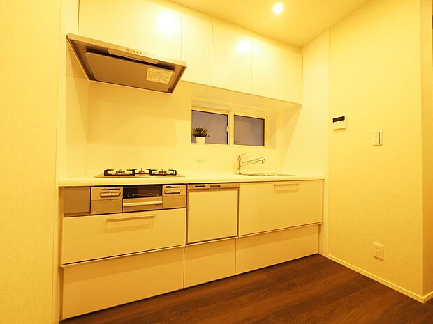 キッチンは作業がしやすい壁付けタイプです。吊戸棚やキッチン下部に収納が設けられています。