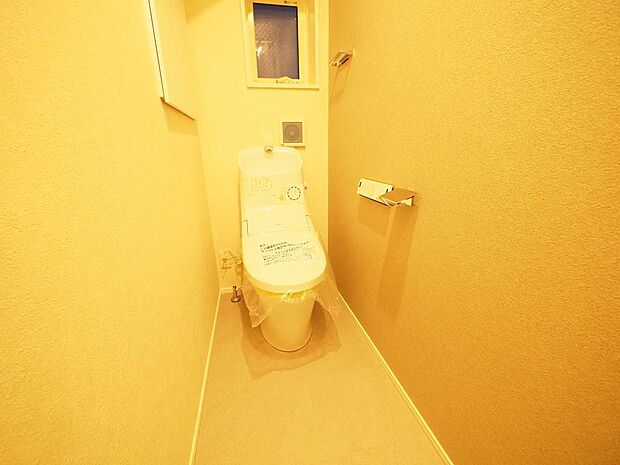トイレは快適にお使いいただける温水洗浄便座付き。1・3階に備えられています。