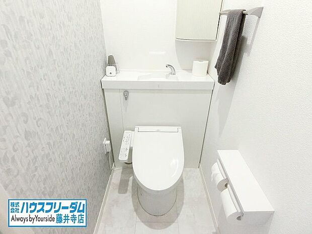 温水洗浄便座付きのトイレです