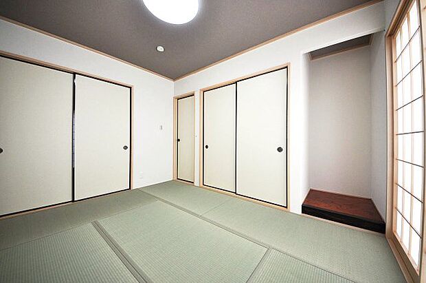廊下にも出られる2WAY和室はフルリフォーム。客間や寝室に、リビングの一部にも使えて大変便利です。
