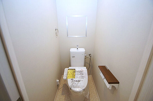 トイレ内もリフォームで一新。便器や温水洗浄便座も新調しました。