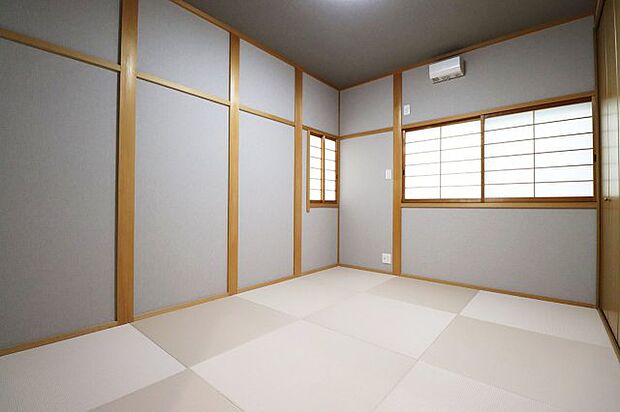 2階真ん中の和室約6帖は、新調した半帖畳でさらにモダンな雰囲気に。