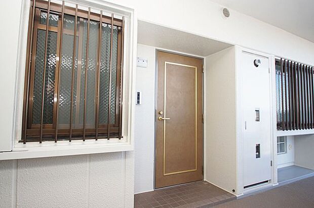 ドアの開閉時に通行の妨げになりにくく、プライバシーを保ちやすいアルコーブを設けた玄関。