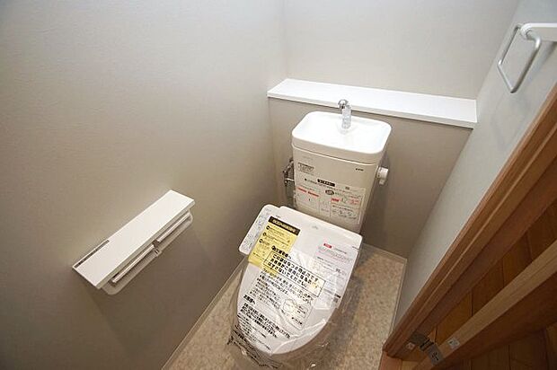 トイレ内もフルリフォームで一新。便器や温水洗浄便座も新調済みです。