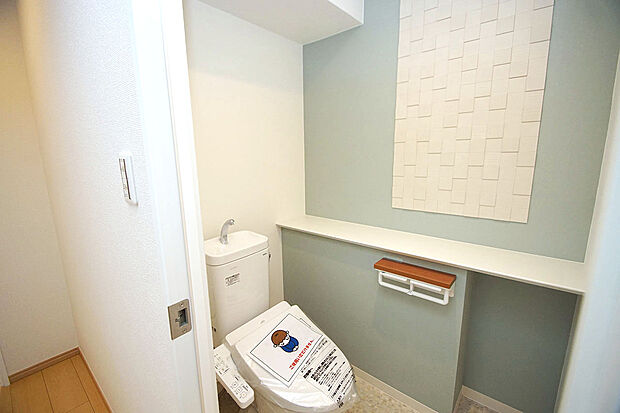 トイレ内もフルリフォームで一新。グリーン系のアクセントクロスやエコカラットを貼りました。