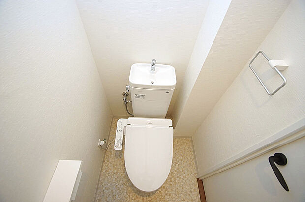 トイレ内もフルリフォーム済み。便器や温水洗浄便座もまっさらです。