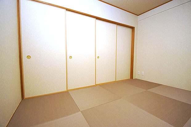 モダンな半帖畳の和室は、襖を開放してリビングの一部としてもご利用頂けます。