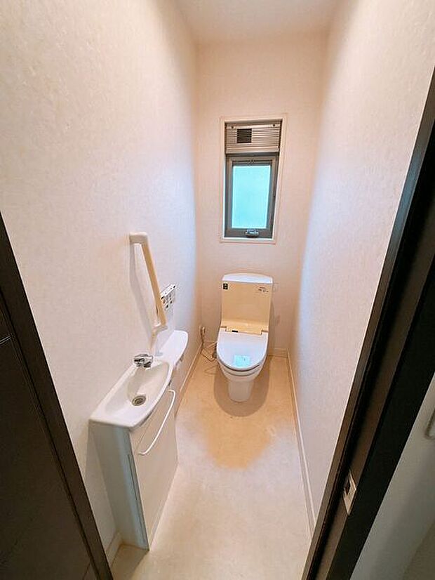 【1階トイレ】快適な温水洗浄便座付。トイレには手洗い場付き。