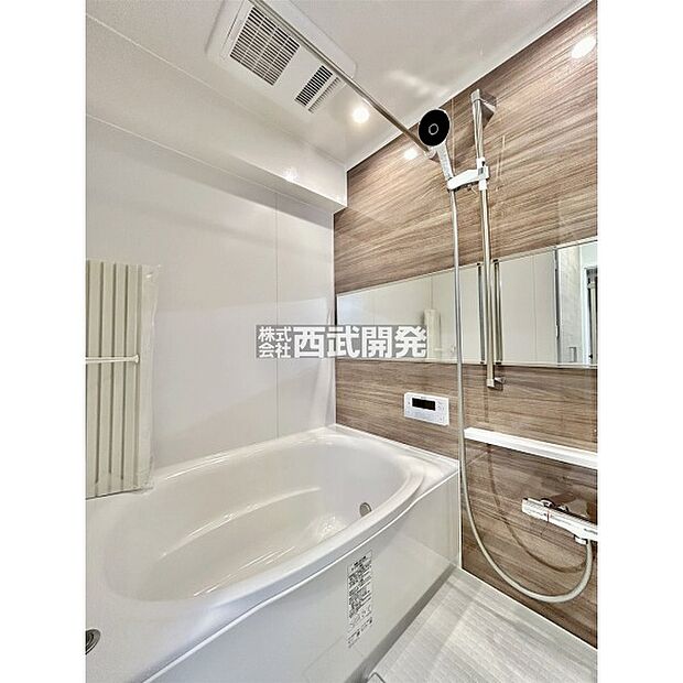木目調のパネルを使ったオシャレな浴室です。落ち着いた雰囲気の浴室で一日の疲れをゆっくりと癒してください！