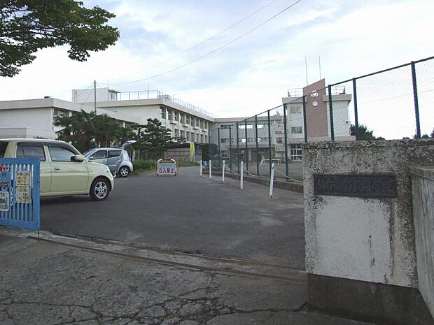 鶴谷小学校（徒歩8分）576ｍ