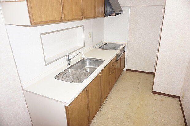 キッチンは扉付収納の他、調味料などの小物もおける棚も完備