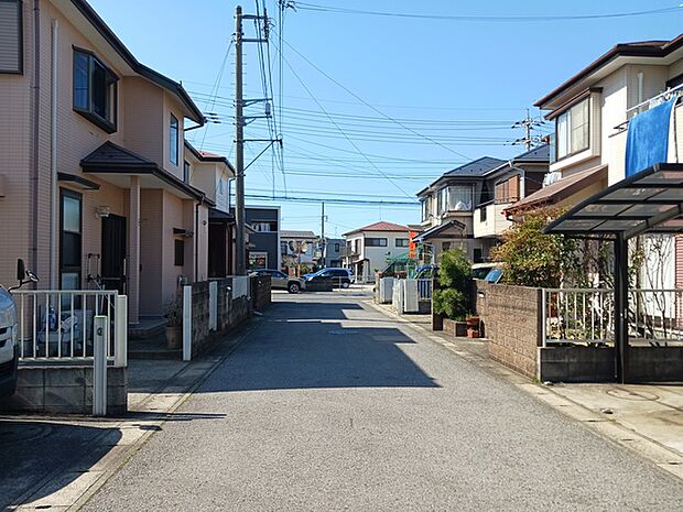 前面道路はゆとりがあるのでスムーズな車庫入れが可能です