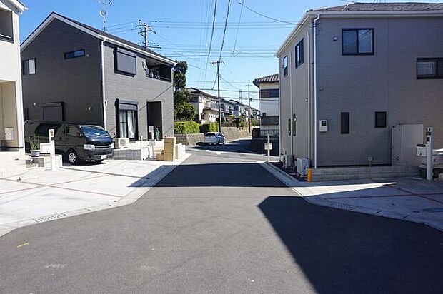 前面道路は行き止まり道路の為、小さなお子様にも安全です