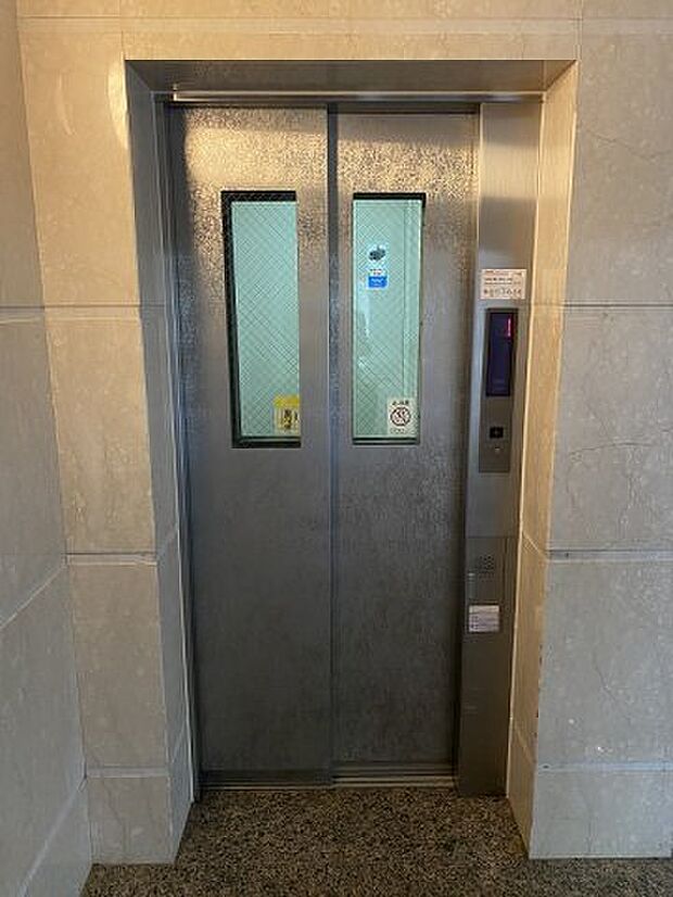 マンションにはエレベーターが2基設置されています。