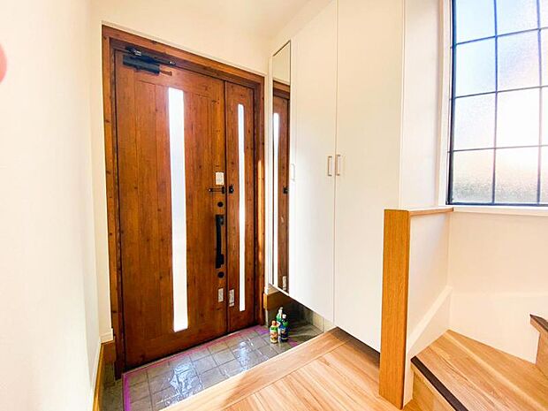 明るい玄関でお客様をお出迎え。散らかりがちな玄関もすっきり使える玄関収納付です。