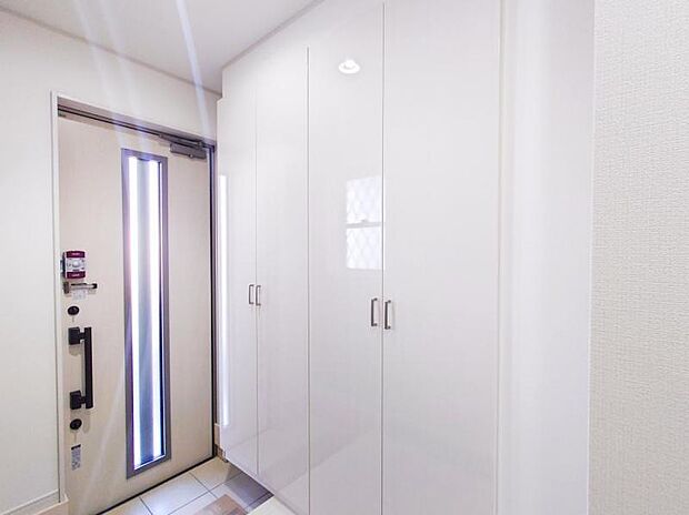 清潔感のある白を基調とした玄関。シューズボックス付きですっきりお使いいただけます！