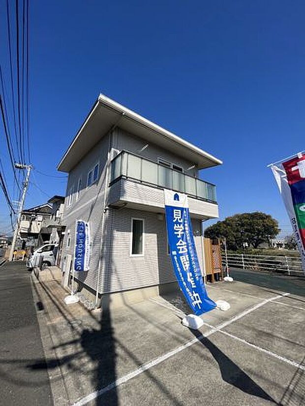 前面道路が広く、間口もゆったり。駐車が苦手なママもらくらく停められます