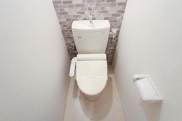 トイレはもちろん温水洗浄便座です