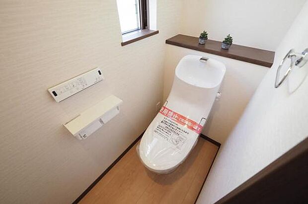 トイレはウォシュレットタイプ。トイレ背面にはカウンター付きですからお花や芳香剤など設置できます。