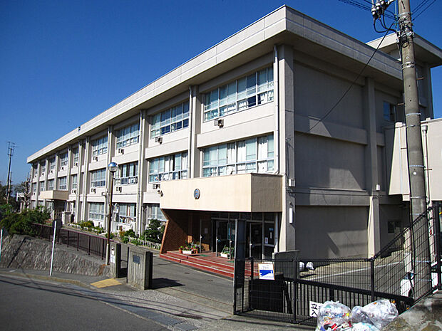 小学校　横須賀市立富士見小学校まで2128m