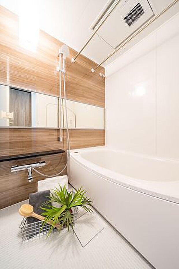 バスルームはゆったりとくつろぎ溢れる空間で、身体も心も癒されます。暖房・涼風・換気・乾燥機能付きで1年中快適です。