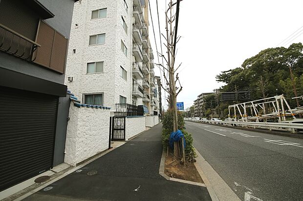 前面道路には歩道がございますので、ご通勤、ご通学も安心ですね♪