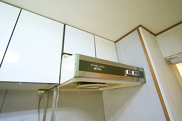 キッチン上部の、レンジ換気扇です。