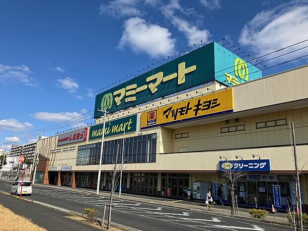 「飯山満」駅前にある、マミーマート・マツモトキヨシ・ファッションセンターしまむら