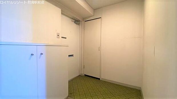 玄関：ゆったりしたスペースです。玄関となりの扉は給湯器設置個所です。