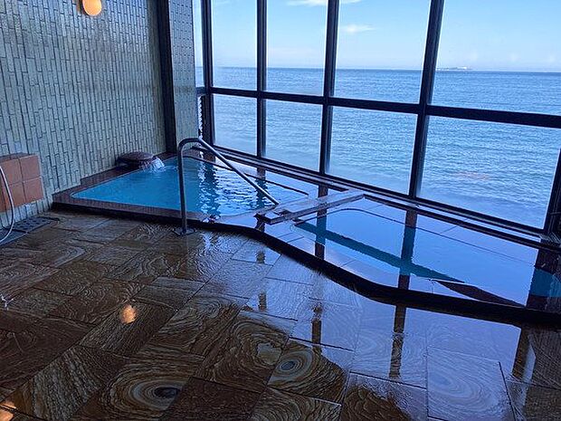 週末オープンの温泉大浴場。ダイナミックに広がる紺碧の相模湾が眼前です。