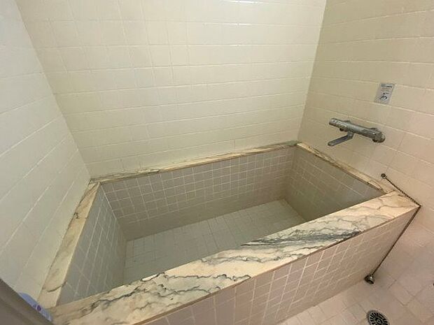【浴室】大きめサイズ浴槽のバスルーム。お湯が溜まるまでかなりの時間を要しますのでご注意下さい。