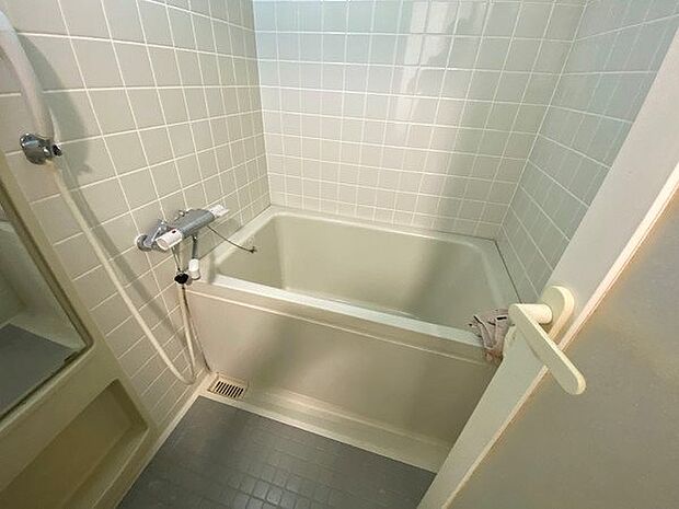 浴室：マタギ高さを抑えた浴槽を採用しております。