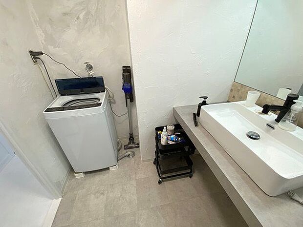 洗面室：洗濯機置場も設置されております。