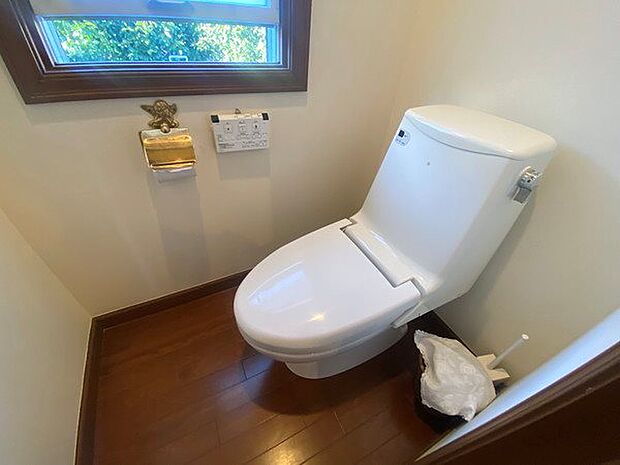 【2階トイレ】ウォシュレット機能付きのトイレ。