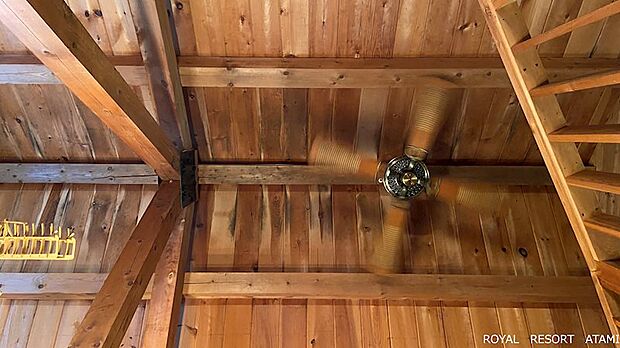 天井を見上げて、シーリングファンが暖気を攪拌。家全体に暖かさが広がります。