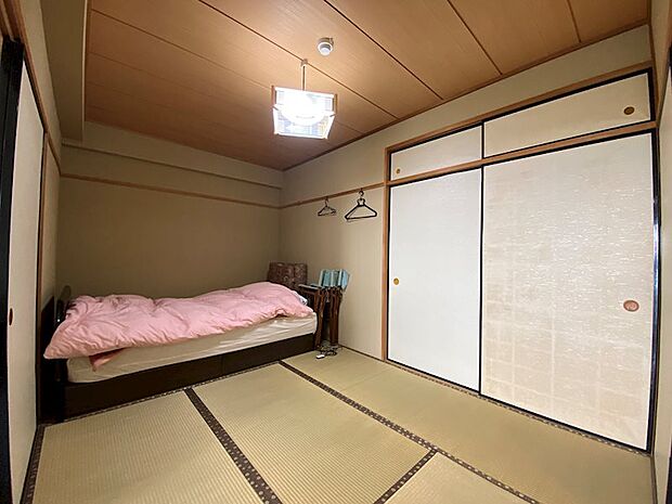 【和室】6畳の和室です。主に寝室としてご利用されております。