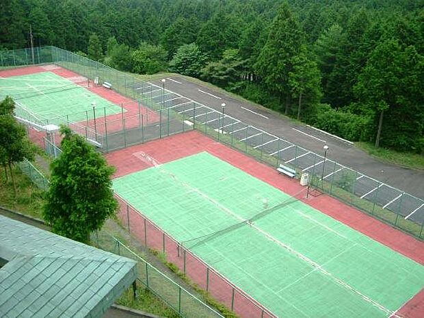 【テニスコート】敷地内で手軽に楽しめます。
