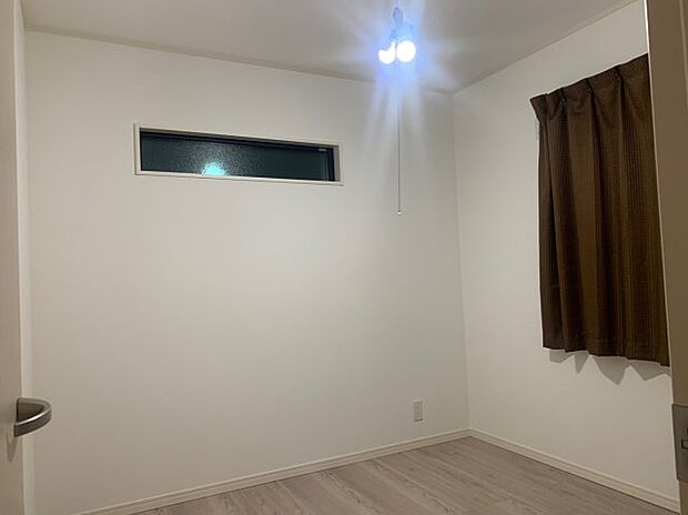 【4.5帖居室】　充分な明るさと収納機能を備えた部屋は、お子様の自発性と成長を促します。　