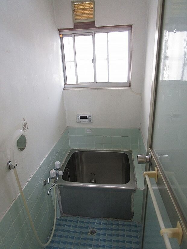 窓のある浴室です。　※２０１９年（令和１年）７月頃に給湯器を交換しました。