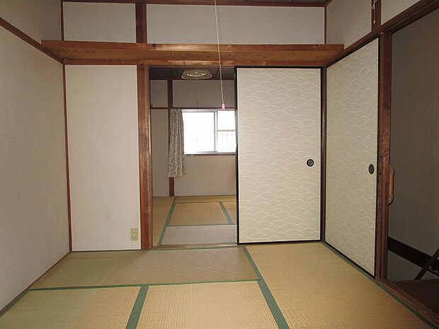 ２階の和室約６帖（東側）：タップリ収納が出来る天袋付きの押入があります。採光タップリで室内明るく通風も良好です。
