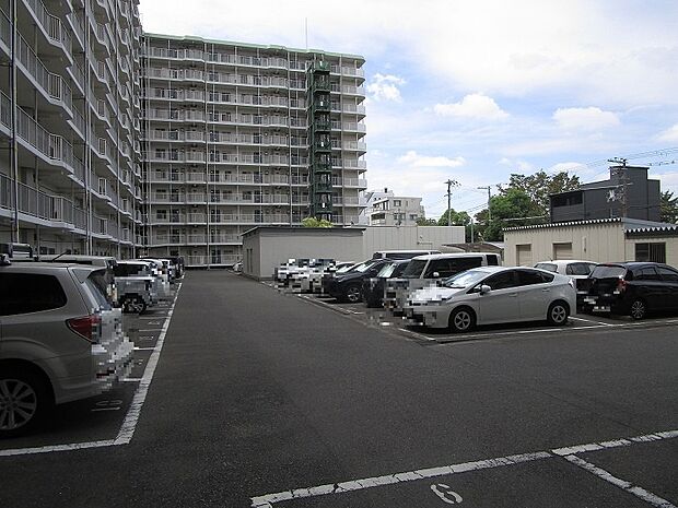 駐車場：現況空き無し：月額１５，０００円です（空き状況は随時管理事務所で確認が必要です）