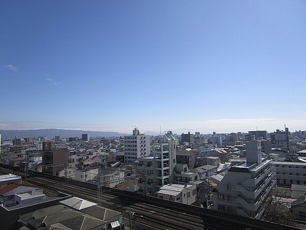 南向きバルコニーからの眺望は大変良好です。生駒山やあべのハルカスも見えます。