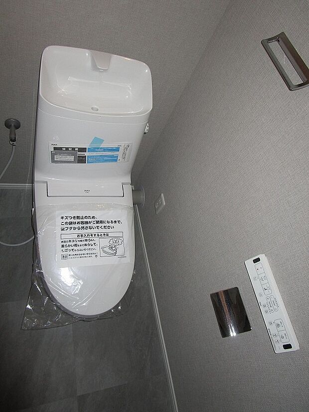温水洗浄便座付きのトイレ新調しました。（ＣＦ・クロス張替、照明器具取付等）