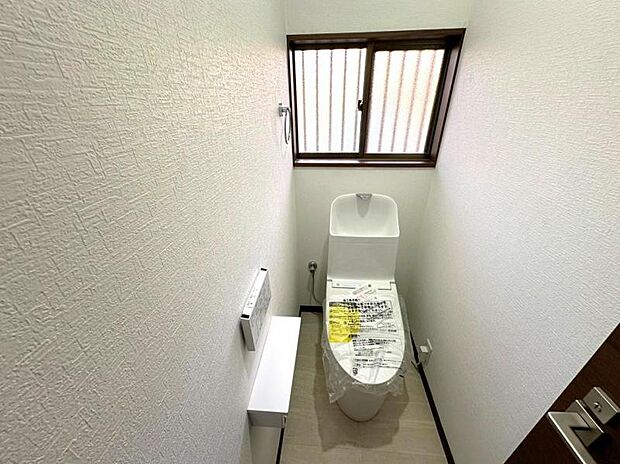 明るく清潔感のある節水型ウォシュレットトイレです 