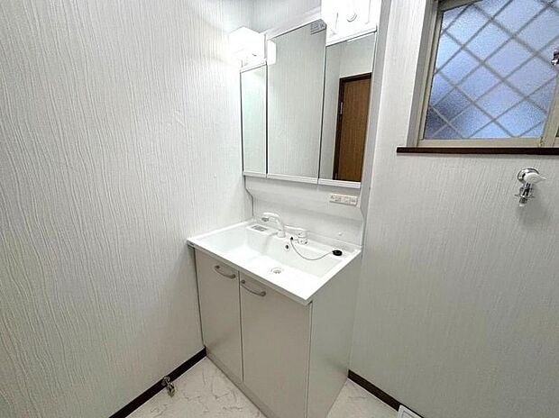 鏡面裏が収納となっており小物もすっきりと収納できる洗面台 