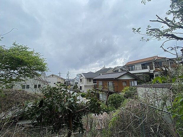 土地の地勢が高台の場合、景色を綺麗にみることができ、景色にこだわってお家探ししている方におすすめです！また平坦地よりも風通しがいいというメリットがあります。デメリットもあるので是非現地でご確認下さい。