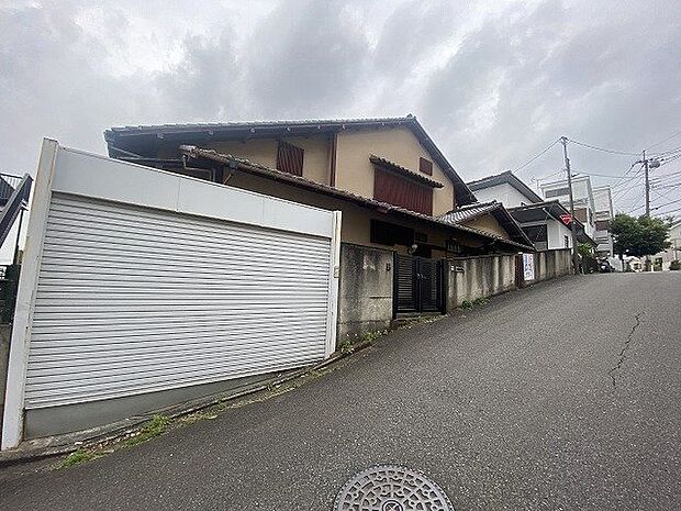 住宅用の土地では前面道路に2m以上接していなければならないと法律で定められています。しかし、お持ちの車のサイズやライフスタイルなどにより、2mでは利便が悪い場合もございますので、事前に確認しましょう。