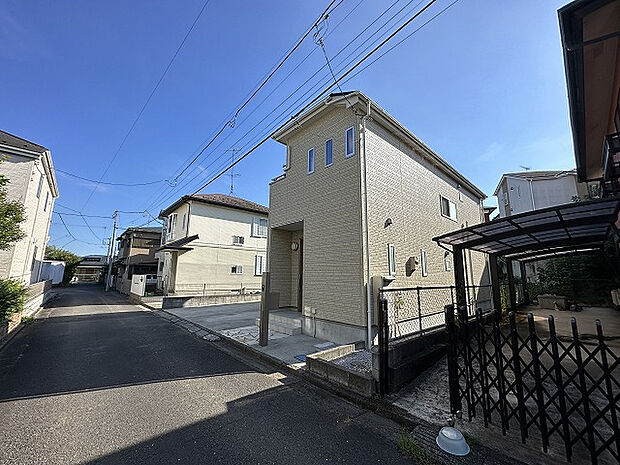 住宅用の土地では前面道路に2m以上接していなければならないと法律で定められています。しかし、お持ちの車のサイズやライフスタイルなどにより、2mでは利便が悪い場合もございますので、事前に確認しましょう。